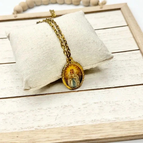 Vintage Our Lady of Lourdes Virgin Mary Pendant Necklace Medal Catholic - Picture 13 of 14